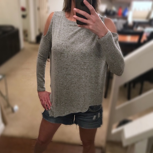 Mossimo Cold Shoulder Asymmetrical Sweater Sz XS/S - Picture 4 of 4